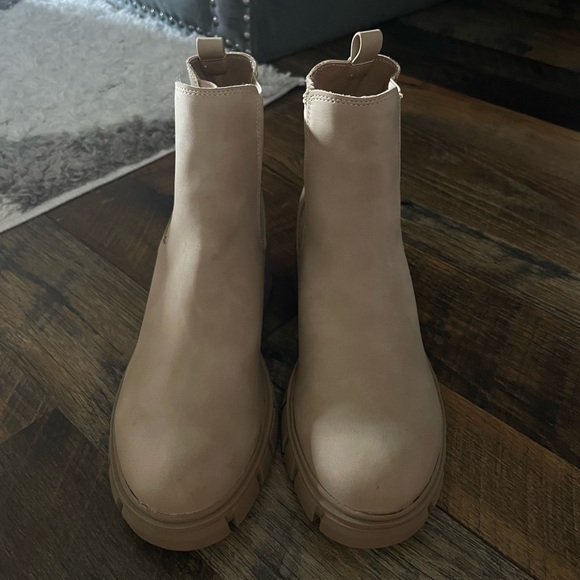 madden girl Tessa Women's Chelsea Boot - Picture 4 of 5